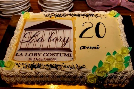 43487516 1905339129546289 4875471223141695488 n 520x347 - Un vero successo la festa dei 20 anni La Lory Costumi