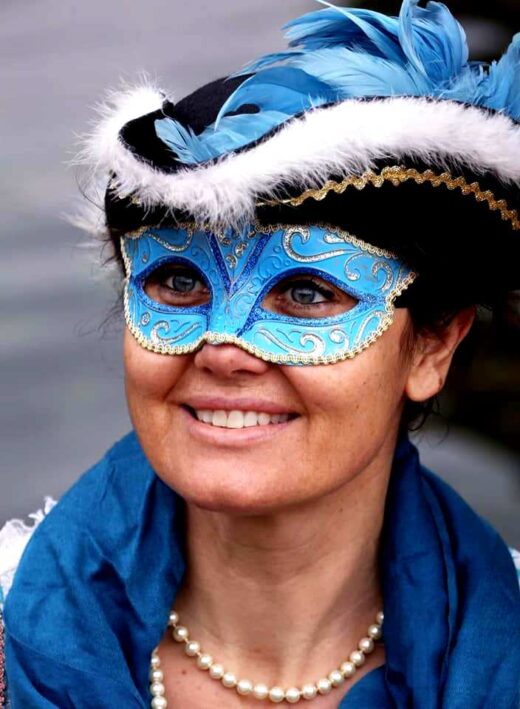 152716877 1777167919106815 5402675487827076647 n 520x709 - Carnevale Ambrosiano, sfilata di maschere in gondola sul Naviglio per il Sabato grasso.
